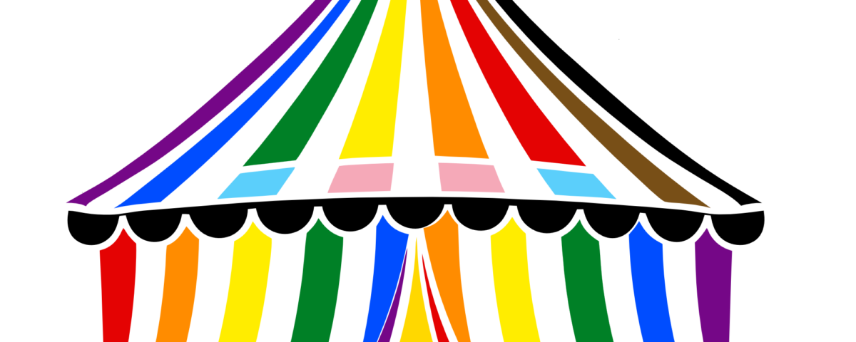 Ein Zirkuszelt in den Farben der Pride-bewegung, oben weht die Fahne Augsbugs