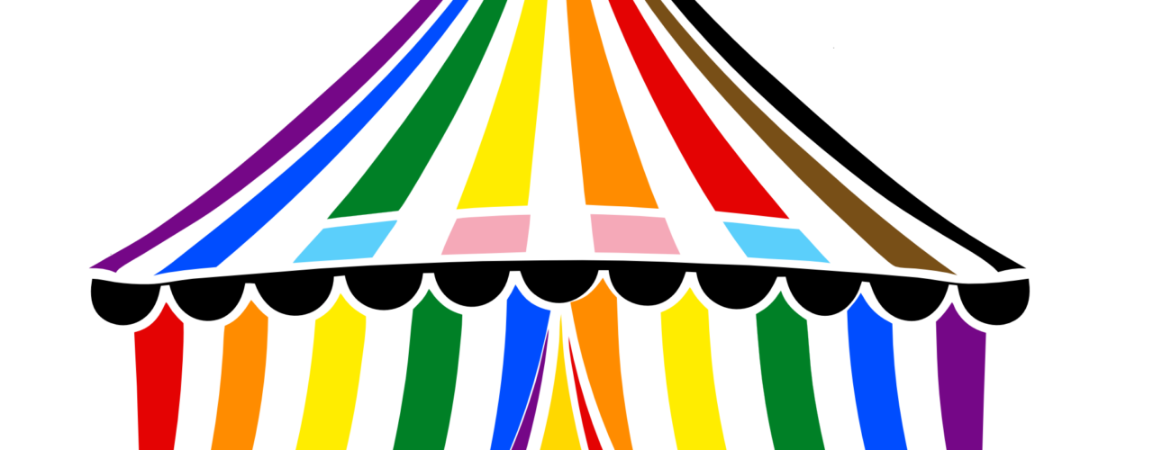 Ein Zirkuszelt in den Farben der Pride-bewegung, oben weht die Fahne Augsbugs