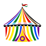 Ein Zirkuszelt in den Farben der Pride-bewegung, oben weht die Fahne Augsbugs