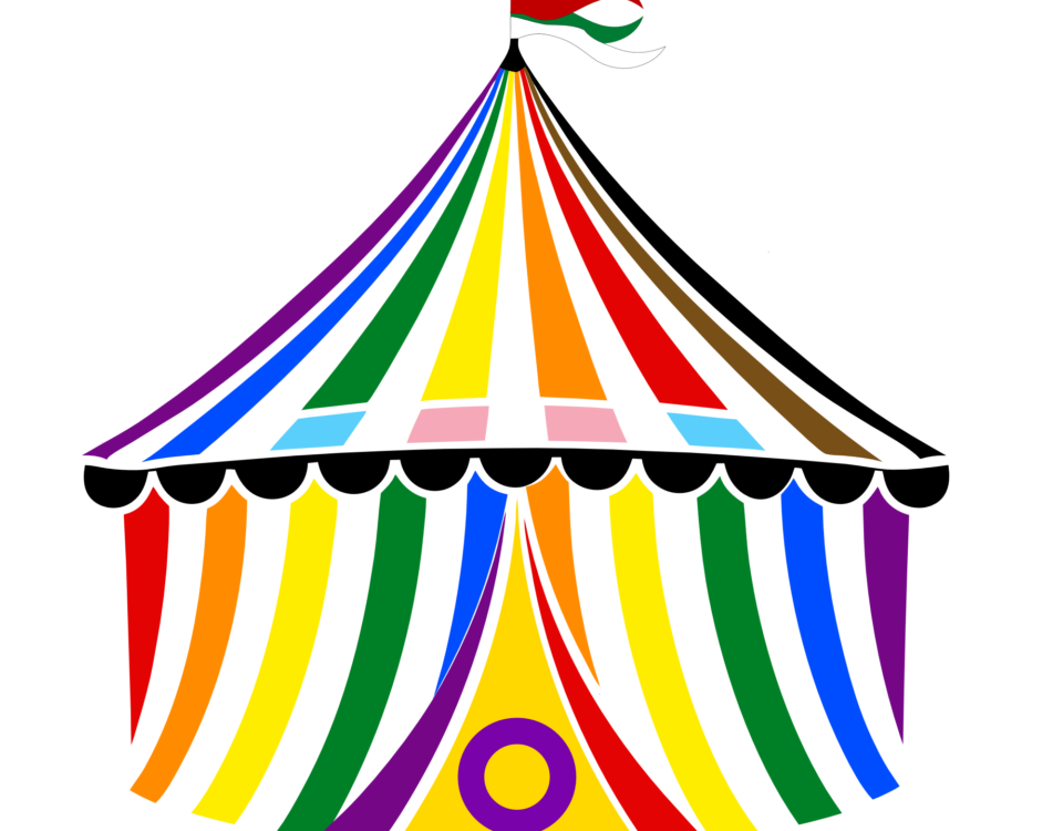 Ein Zirkuszelt in den Farben der Pride-bewegung, oben weht die Fahne Augsbugs